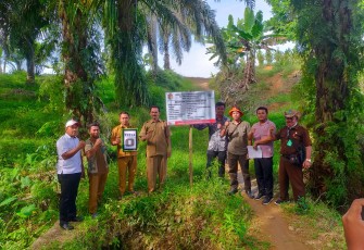 Pembangunan Plat duiker JUT, RT 06, Tirta Makmur, Kecamatan Air Manjuto, Kabupaten Mukomuko, Senin (23/5/2022).