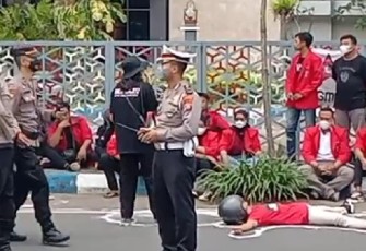 Sejumlah mahasiswa saat gelar aksi demo