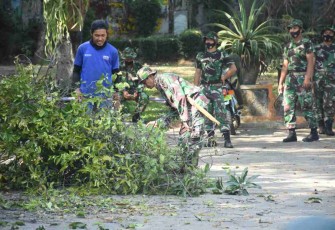 Peltu Greni bersihkan area terbuka taman hutan Ngegong