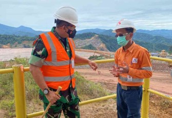 Danrem 023/KS saat menerima penjelasan di lokasi tambang emas