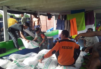 Bongkar muat bantuan warga terdampak banjir