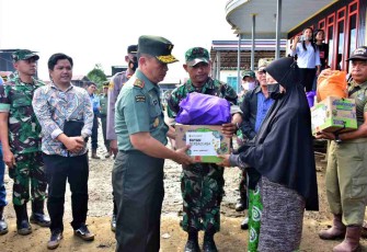 Danrem 091/ASN saat memberikan bantuan untuk warga terdampak banjir