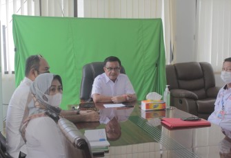 Wali Kota Bitung (tengah), saat mengikuti konferensi.