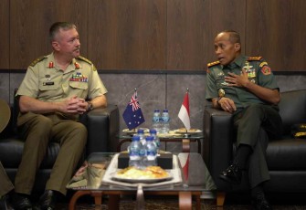 Dankodiklatad saat menerima Panglima Divisi 1 AD Australia di ruang kerjanya