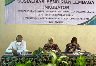 Siti Azizah (tengah) saat sosialisasikan lembaga inkubator di Bali