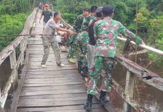 Gotong royong bersama warga perbaiki jembatan gantung 