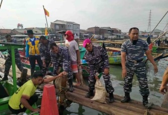 Berjibaku bersama warga perbaiki tanggul dengan karung pasir