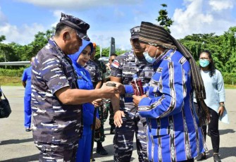 Ketua adat sambut Pangkoarmada III di Lanal Saumlaki 