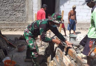 Serka Sugianto terjun langsung bantu pasang bata rumah warga binaannya