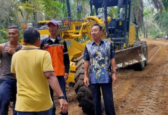 Bupati Labusel, saat meninjau langsung pembangunan jalan di Pekan Tolan, Jumat (27/5/2022)