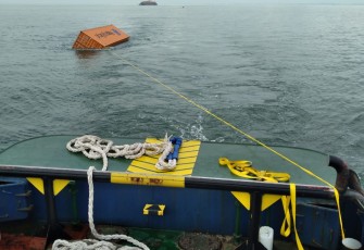 KRI Parang 647 menarik kontainer di laut