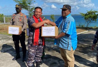 Pangkoarmada III saat memberikan bingkisan di pulau Selaru