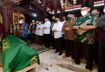 Presiden Joko Widodo saat mensholatkan alm Buya Syafii Maarif 