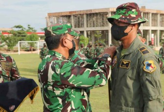 Pangkoopsud I saat menutup latihan Parasailing di Batam 