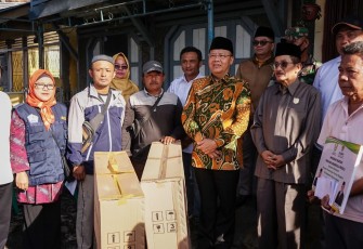 Gubernur Bengkulu, Rohidin Mersyah, saat menyerahkan bantuan sosial kepada keluarga korban kebakaran, Jumat (27/5/2022).