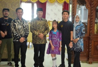 Gubernur Bengkulu bersama penyanyi cilik sekaligus youtuber Bengkulu, Nessa Sandia.