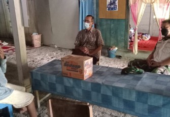 Koptu Galih menjenguk warga binaannya yang sakit