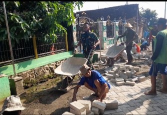 Gotong royong bersama warga wujud nyata kemanunggalan TNI Rakyat 