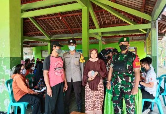 Serka Juhartono dampingi warga binaannya saat pengambilan BLT DD di balai desa Klumutan