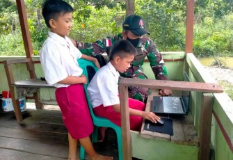Antusias anak-anak perbatasan belajar melalui laptop