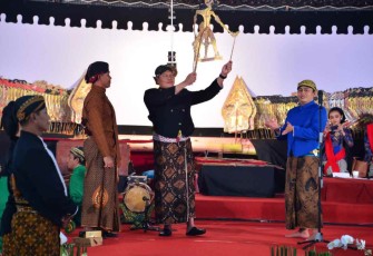 Kasal membuka pagelaran wayang kulit semalam suntuk di gedung serbaguna Kodiklatal Surabaya 