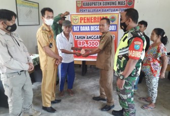 Penyaluran BLT-DD di Balai Desa Mangkawuk, Kecamatan Rungan Barat, Kabupaten Gunung Mas.