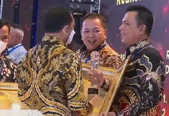 Gubernur Kepri, Ansar Ahmad, saat menerima penghargaan.