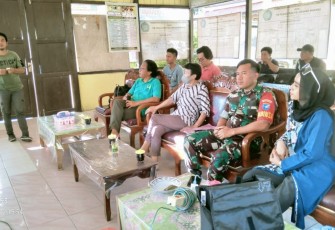 Babinsa Kelurahan Marang Koramil 1016-02/Bukit Batu, Serka Agus Sunarto, saat menghadiri kegiatan penyusunan draft MoU kerja sama Yayasan Borneo Nature Indonesia dengan Kelurahan Marang.