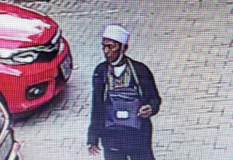 Foto: Hasil tangkapan layar CCTV hotel menunjukkan Ngari sempat berjalan ke tempat parkir.