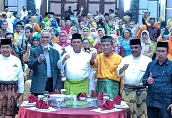 Gubernur Ansar, saat foto bersama kerabat saat, Kamis (4/6/2022).