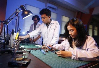 Kegiatan Praktikum Mikrokontroler oleh Mahasiswa Program Studi Teknik Elektro Universitas Pertamina (UPER), 2022.