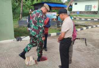 Dansatgas saat prosesi adat menginjak telur penerimaan di perbatasan 