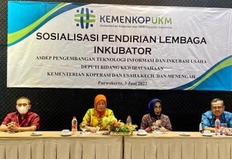 Siti Azizah saat sosialisasikan pendirian lembaga inkubator di Purwokerto 