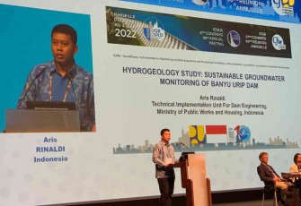 Airlangga Marjono saat memaparkan pentingnya pengelolaan bendungan di Marseille Prancis 
