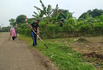 Satgas TMMD Kodim Purwakarta dan Masyarakat Lakukan Giat Bersih-bersih