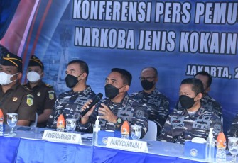 Pangkoarmada RI saat memberikan keterangan pers pemusnahan barang bukti narkoba kokain