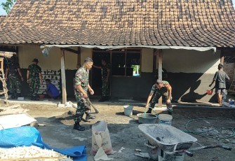 Koramil 0805/14 Bringin bedah rumah tidak layak huni di desa Krompol 