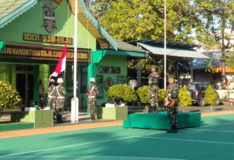 Kapten Arh Ahmad Yani pimpin upacara bendera