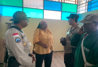 IPDA Arisandi Tancoma saat berkomunikasi program Koteka dengan Ibu Siska Abugau