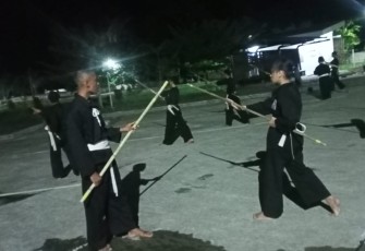 Latihan pencak silat bersama masyarakat di perbatasan 
