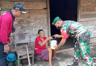 Sertu Imron serahkan bantuan untuk lansia