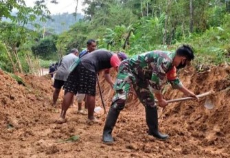 Serda Budiyanto gotong royong buat saluran irigasi bersama warga
