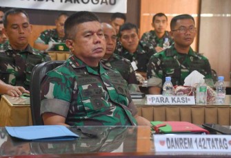 Danrem 142/Tatag saat mengikuti taklimat akhir Itdam XIV/Hasanuddin secara virtual 