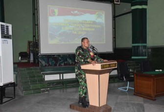 Kasdim Madiun saat memberikan arahan kepada para babinsanya