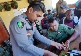 Pengecekan kesehatan personel satgas Gakkum di posko preventif Puncak