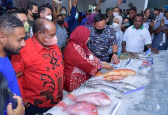 Pangkoarmada III saat melihat hasil olahan produk perikanan