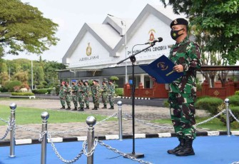 Dirdok Kodiklatal pimpin upacara bersama prajurit dan PNS