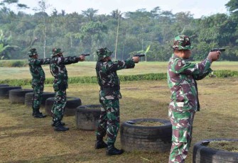 Latihan menembak anggota Korem 073/Makutarama