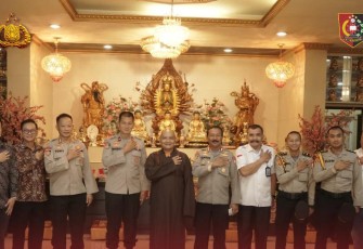 Setukpa Lemdiklat Polri foto bersama dengan dewan penasehat pembangunan vihara 
