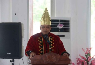 Danrem 023/KS memakai pakaian adat kebesaran suku Nias